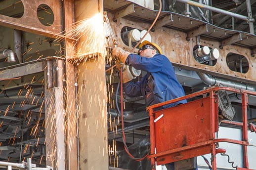 A staff member as Meyer Werft welding